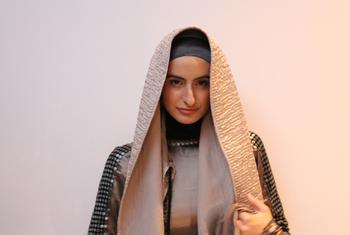 Un mannequin portant une création de No Nation Fashion, lors de la Semaine de la mode à New York.